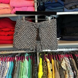 Loft black/white print elasticized waistband/tie front 3” shorts size XXS